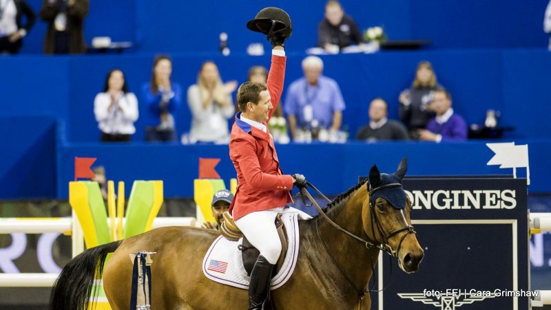 finale wereldbeker Omaha. McLain Ward juicht na zijn winnende rit met HH Azur. foto: FEI | Cara Grimshaw