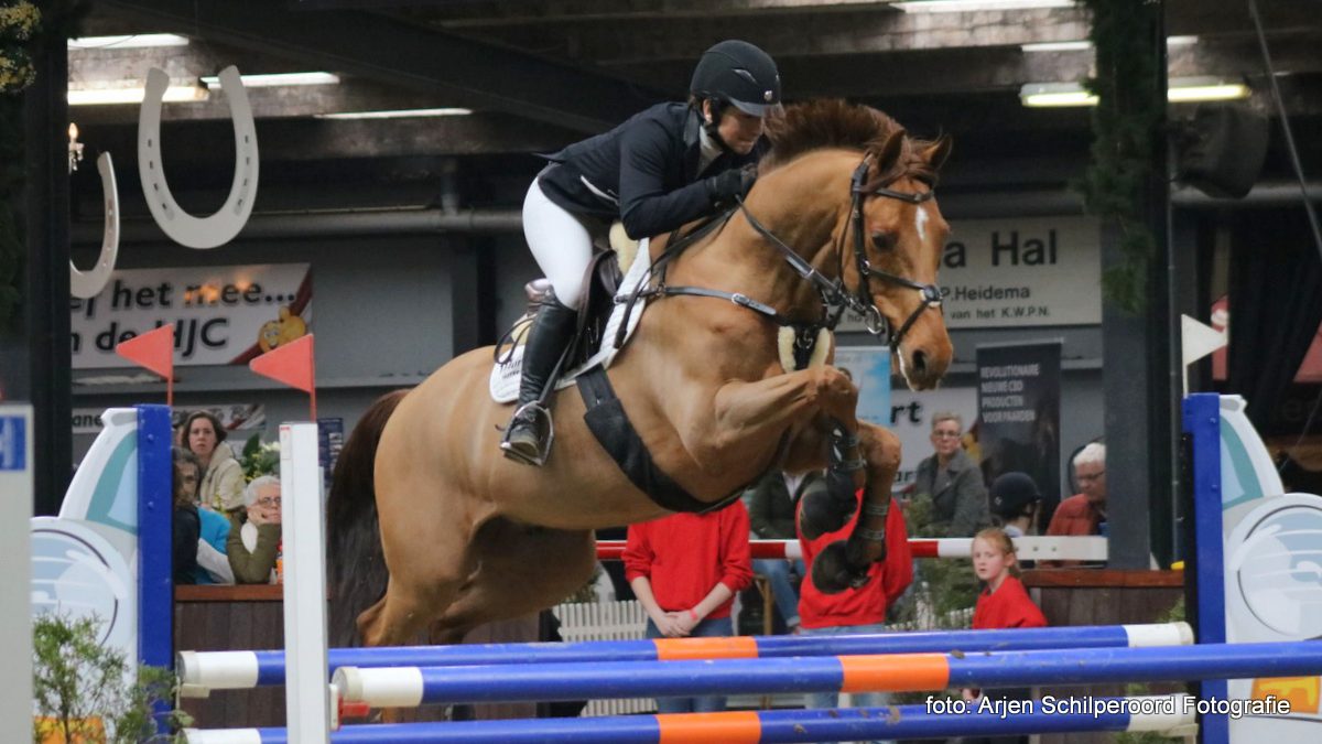 Merel Murris rijdt het eigen fokproduct Django Beer M naar de overwinning in de M-finale van Indoor Tolbert.