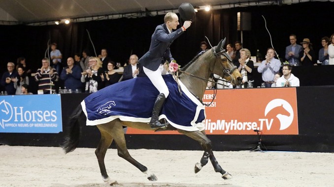 Michael Greeve en Whitney BB rijden de ereronde tijdens Jumping De Achterhoek. foto: FotoTrailer