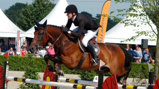 Michael Greeve won met Whitney BB het eerste onderdeel van het NK springen in Mierlo.