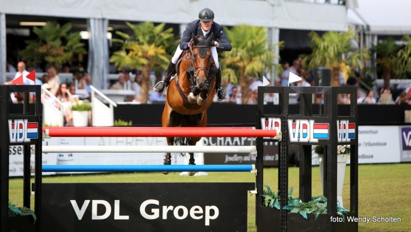 Michael Greeve rijdt de herstelde merrie Whitney BB naar de overwinning op het CSI Eindhoven.