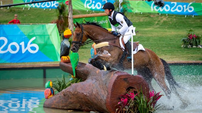 Michael Jung met Sam FBW in de cross. De Duitse titelverdedigers staan nu tweede in het klassement. foto: FEI | Arnd Bronkhorst