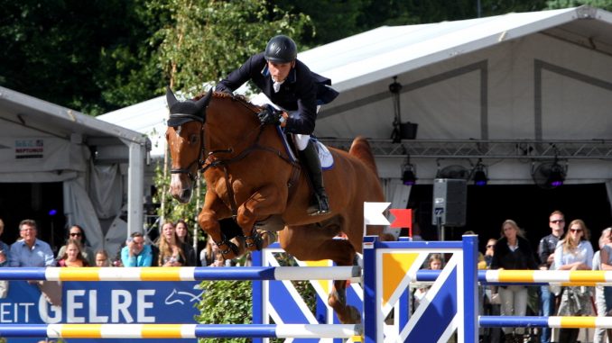 Michel Hendrix met Baileys in de Grote Prijs van Outdoor Gelderland. foto: Wendy Scholten