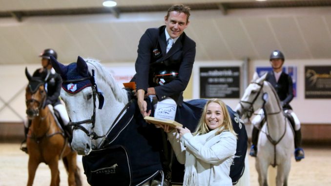 Jumping Lichtenvoorde. Micky Morssinkhof overhandigt de PSC Bokaal aan winnaar Piet Raijmakers. foto: Wendy Scholten