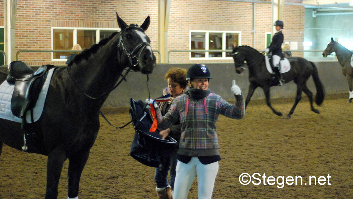 Drents Z1-kampioene Nadine Veldhuis steekt haar duim omhoog. ©Steven Stegen