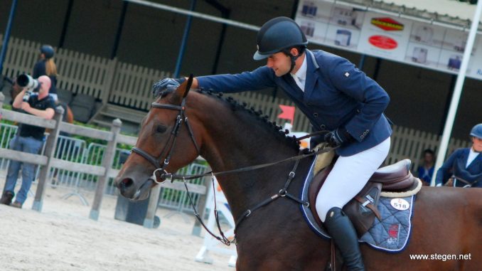 Nick van den Broek beloont Dubai HBC na zijn winnende rit in de klasse Z tijdens de Hippiade. foto: Steven Stegen