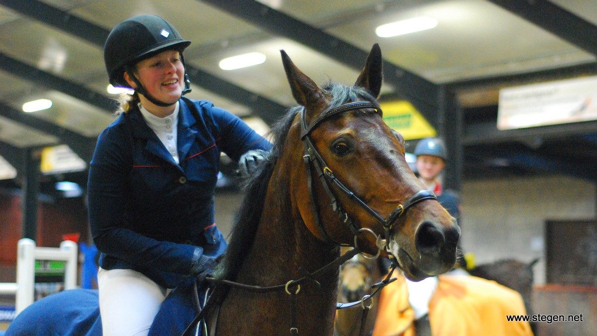 Nienke Eendhuizen met Da Linda S tijdens de prijsuitreiking van het Gronings kampioenschap 2016.