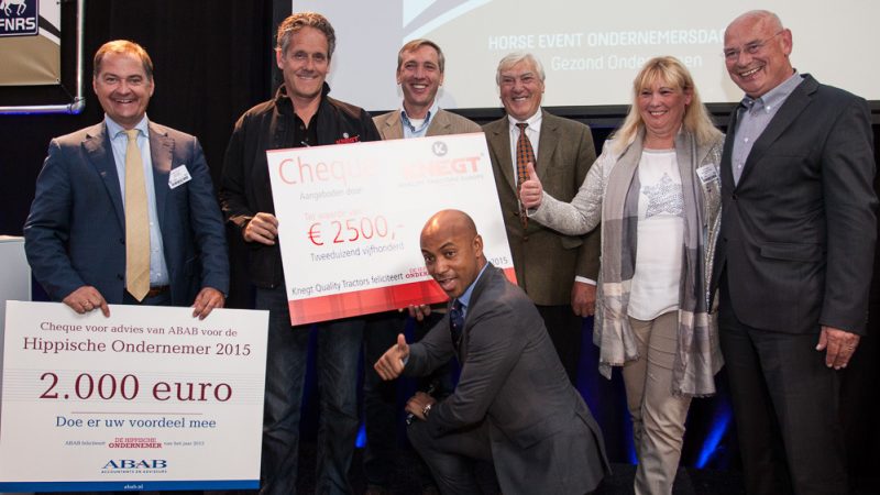 Frank de Reu van ABAB, Jeroen van Eerd van Knegt Tracktors, Henk Nijhof jr , Henk Nijhof sr, Jeannette Benedict Nijhof, Jos van Campen (jury) en Humberto Tan dagvoorzitter.