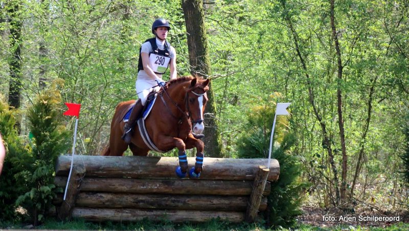 Nina de Boer tijdens de cross met haar paard Zandman. SGW Westerbork