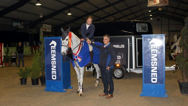 Dalerveense Ruiterdagen. Nuri Dijks won de hoofdprijs, een tweepaards trailer en krijgt de felicitaties van sponsor Gert Smit van Eemsned. foto: Facebook | Boekweitruiters
