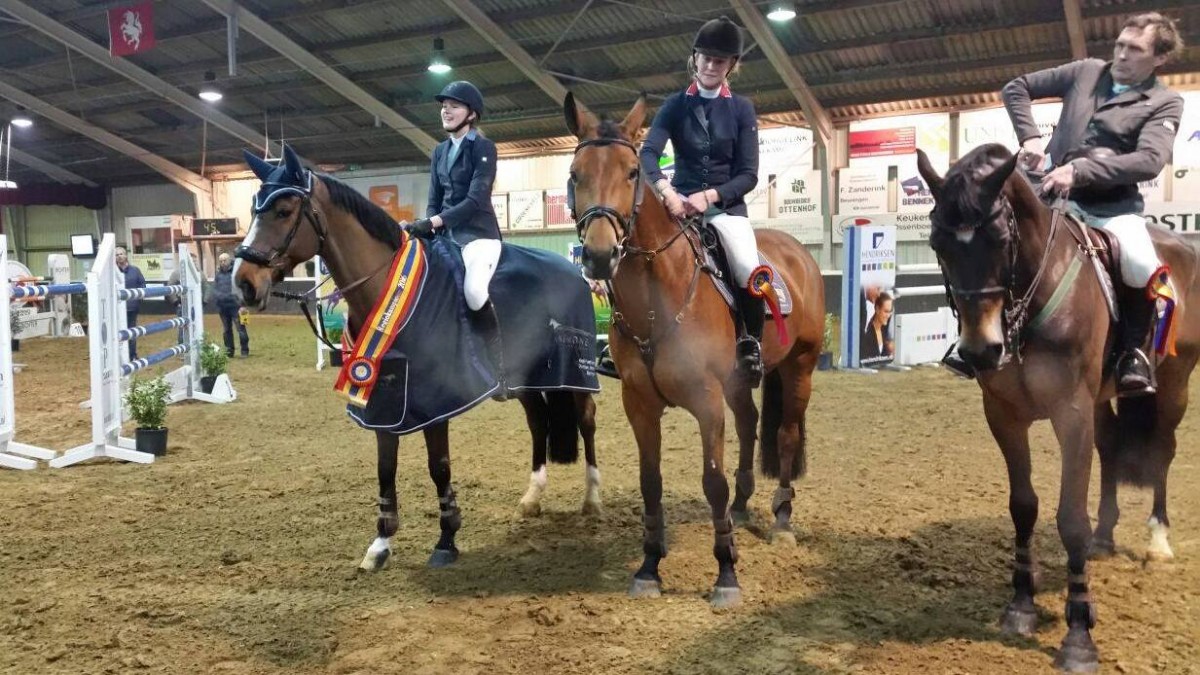 De top drie van het Overijssels ZZ-kampioenschap, met helemaal links Britt Wiefferink. foto: KNHS Overijssel