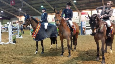 De top drie van het Overijssels ZZ-kampioenschap, met helemaal links Britt Wiefferink. foto: KNHS Overijssel