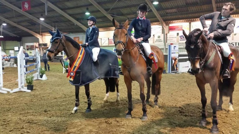 De top drie van het Overijssels ZZ-kampioenschap, met helemaal links Britt Wiefferink. foto: KNHS Overijssel