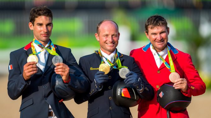 Het individuele podium bij de eventing. Links Nicolas Astier (zilver), midden Michael Jung (goud) en Philip Dutton (brons). foto: FEI | Arnd Bronkhorst