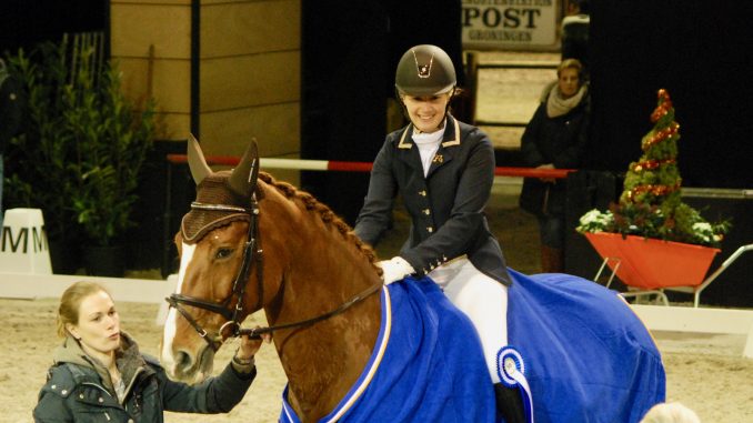 Indoor Groningen. Marloes Oldenhuizing en O'Marado's Boris bij de huldiging van de ZZ-zwaar.