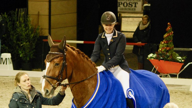 Indoor Groningen. Marloes Oldenhuizing en O'Marado's Boris bij de huldiging van de ZZ-zwaar.