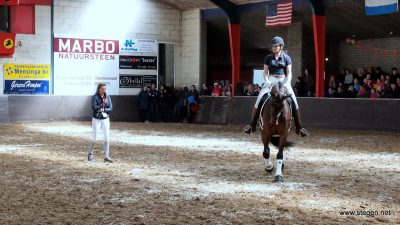 Open dag manege en pensionstal Vita Nostra. STADSKANAAL | STEGEN.NET De open dag in manege en pensionstal Vita Nostra in Stadskanaal werd zondag druk bezocht. De vele bezoekers konden kennis maken met vele facetten van de paardensport. Organisator Roland Hitze had samen met Marcel Geerlings, Monique Geerlings en Esmee Groenewold een mooi programma opgezet, met medewerking van bekende hippische amazones als Emmelie Scholtens en Marit Slagter. Ook BN'er Britt Dekker was van de partij. Onze foto graaf Reinold Lowes schoot de nodige plaatjes van de open dag.