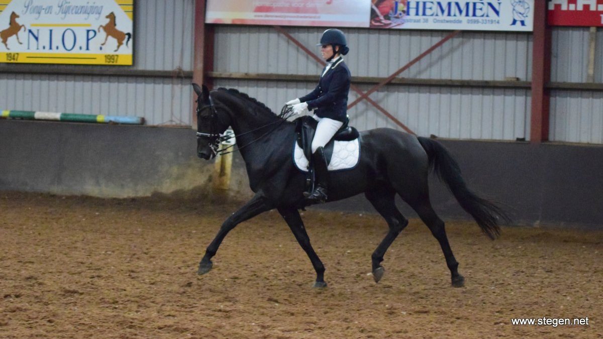 Orsolya Wunnink won met Damiani di Oro de selectie ZZ-licht van de DCIG in Beilen.