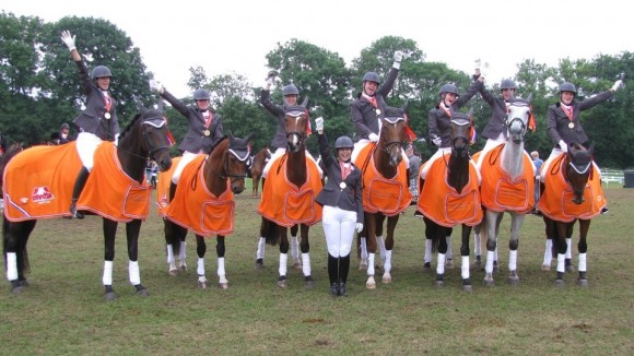 Het zestal van de PV Zuidenveld en instructrice Afiena Kommer.