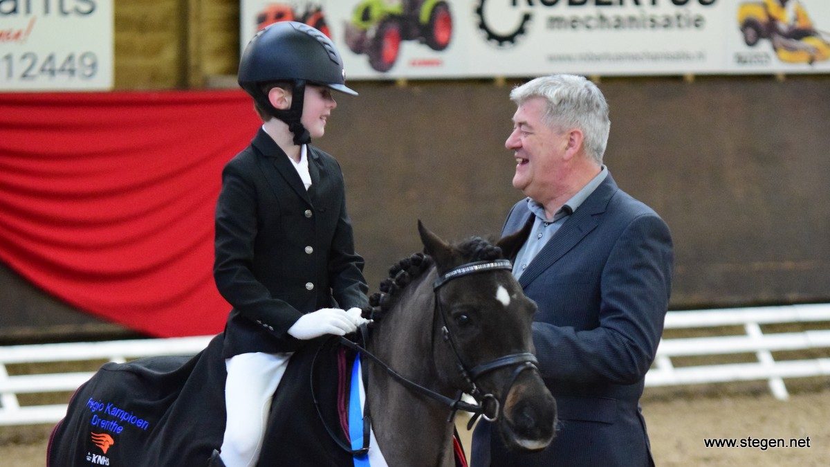 Pieter van Mensvoort werd kampioen in de L1 kleine maat en krijgt de felicitaties van Klaas Brouwer.