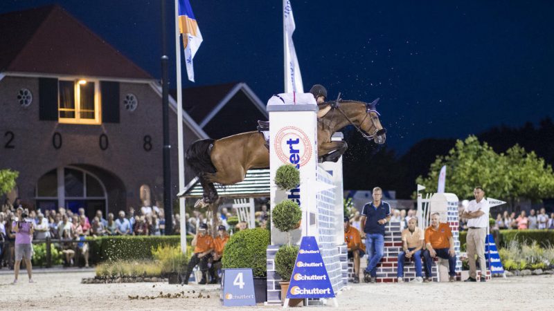 Pim Mulder knalt met leenpaard Diabolo over de muur van 2.10 bij CSI Ommen.
