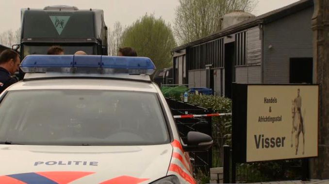 Politie bij de stallen van Tommie Visser