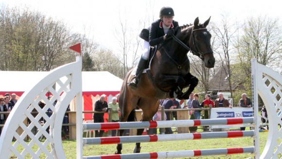 Renate Beuving neemt een hindernis met Berona. ©Roos Meertens