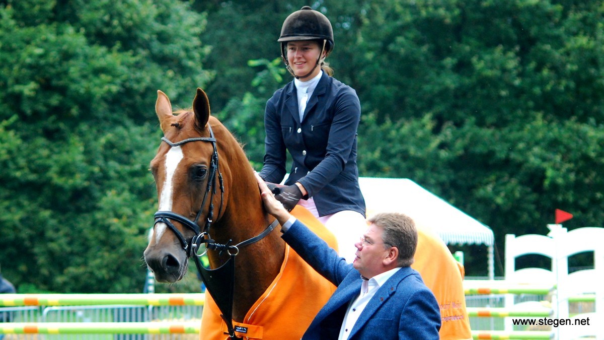 Felicitaties van Meindert Meijer voor Rianne Visscher, die de klasse M won met Coco Mademoiselle.