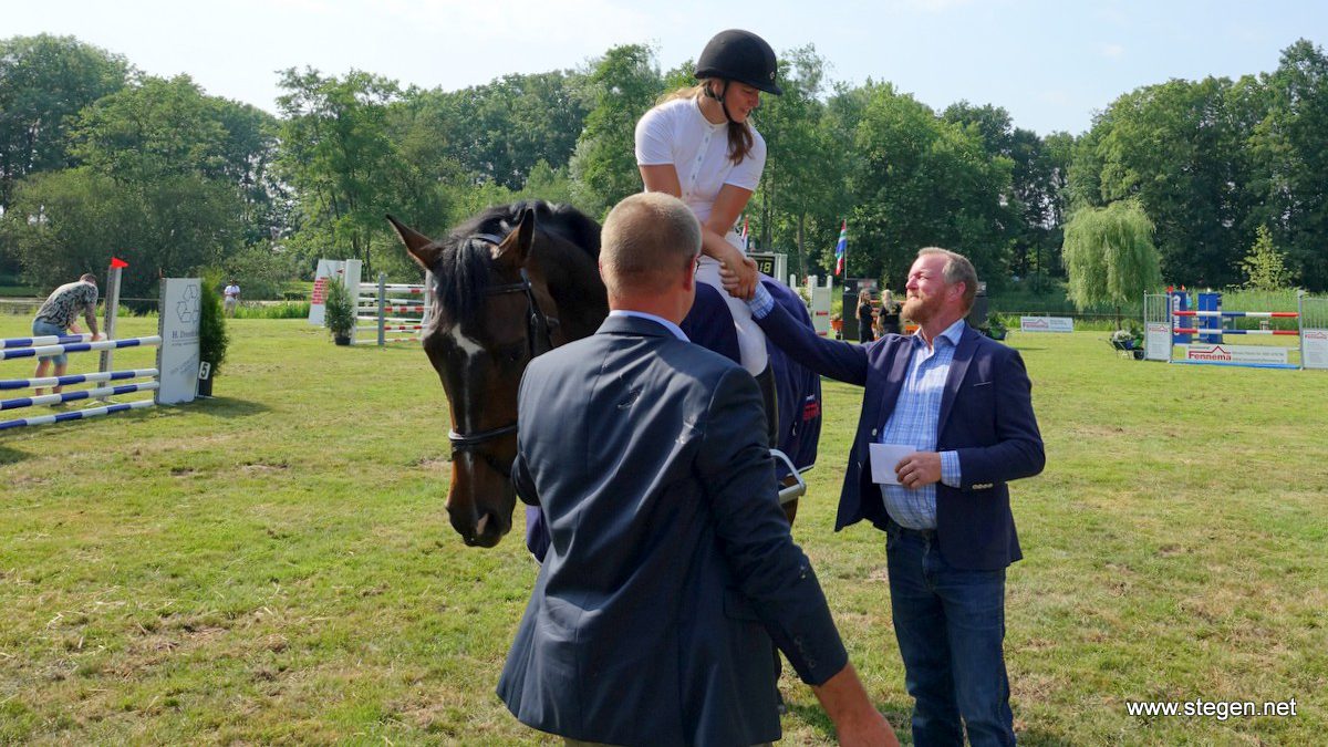 Felicitaties voor Rianne Visscher, die met Hollerno de Grote Prijs won op het Heeresveldconcours.