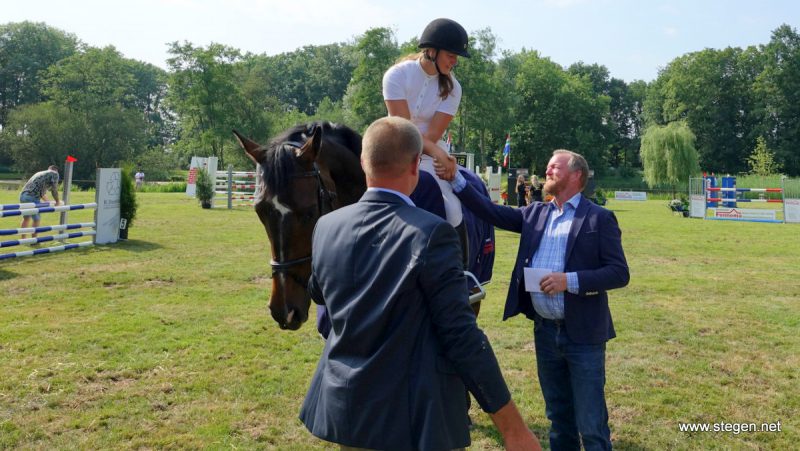 Felicitaties voor Rianne Visscher, die met Hollerno de Grote Prijs won op het Heeresveldconcours.