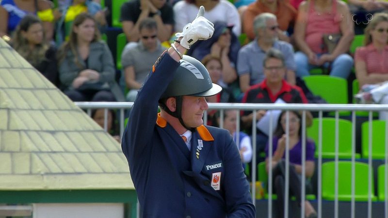 Rio 2016. Diederik van Silfhout steekt zijn duim op na zijn goede proef met Arlando.