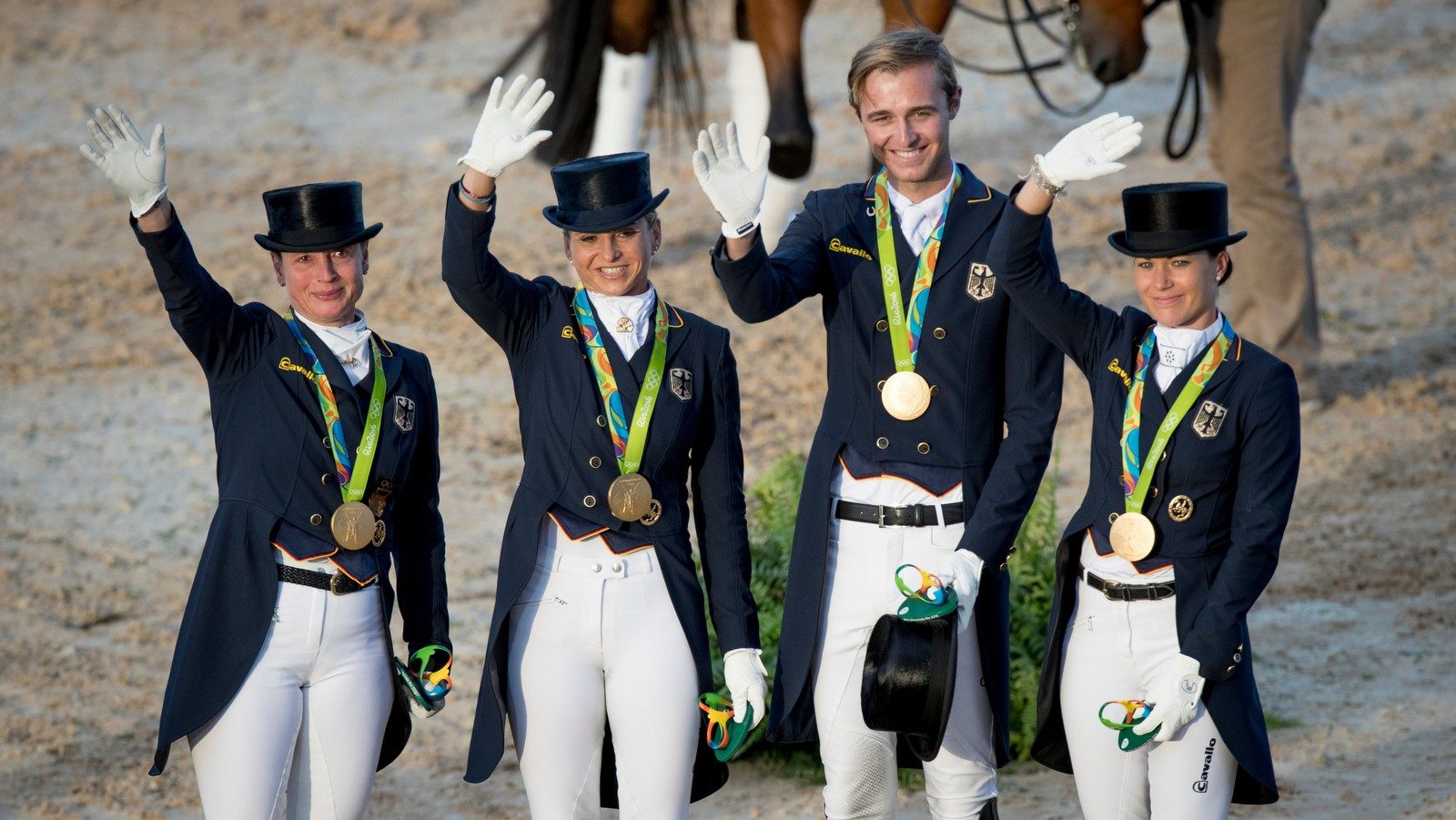 Het gouden Duitse dressuurteam, bestaande uit Isabell Werth, Dorothee Schneider, Sönke Rothenberger en Kristina Bröring-Sprehe. Foto FEI | Dirk Caremans