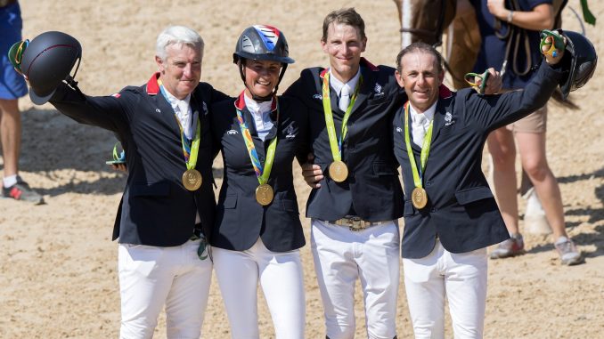 De winnende Franse equipe: Roger Yves Bost, Penelope Leprovost, Kevin Staut en Philippe Rozier. foto: FEI | Richard Juilliart