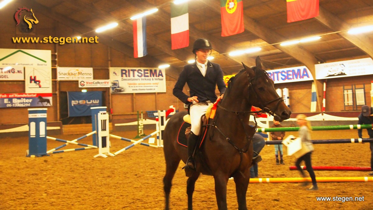 Robert Havinga en Bacardi tijdens de prijsuitreiking in Winschoten. foto: Renold Lowes