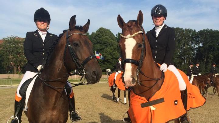 Gronings kampioenschap 2014. Kampioene Robin Luurssen (rechts) en Richella Hertsig