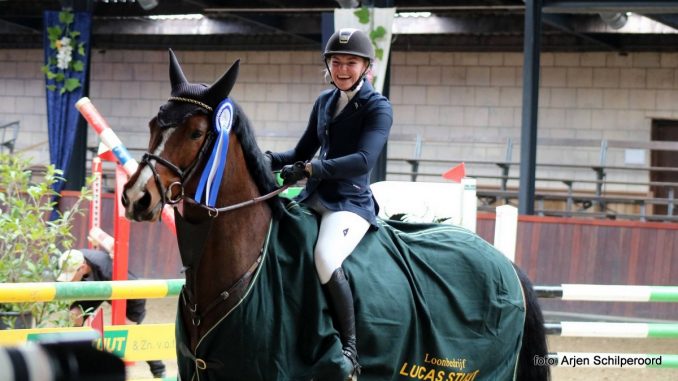 Indoor Tolbert. Romiëlle van Tyul is duidelijk blij met haar overwinning in de klasse M met Luimstra's Galina. foto: Arjen Schilperoord