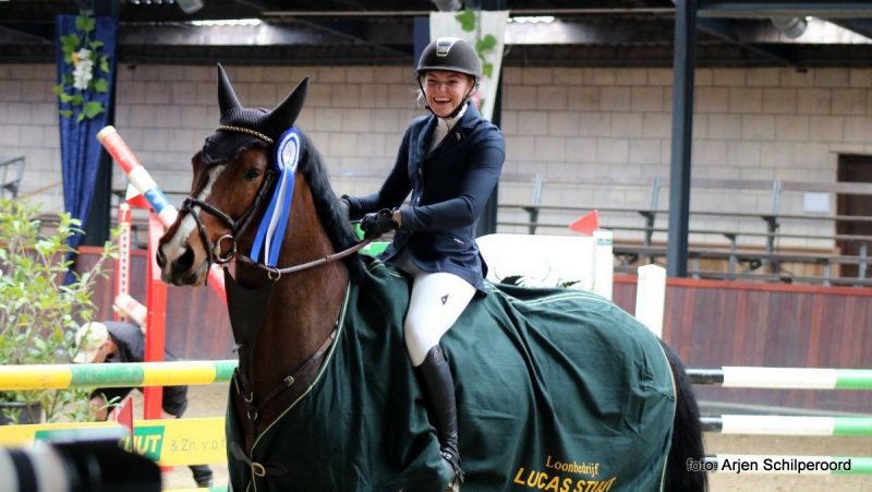 Indoor Tolbert. Romiëlle van Tyul is duidelijk blij met haar overwinning in de klasse M met Luimstra's Galina. foto: Arjen Schilperoord