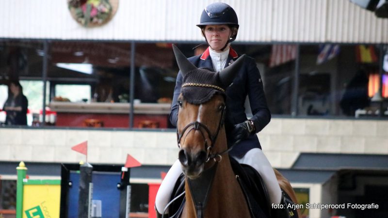 Romiëlle van Tuyl won met Luimstra's Hetarina donderdag de M-rubriek bij Indoor Tolbert.