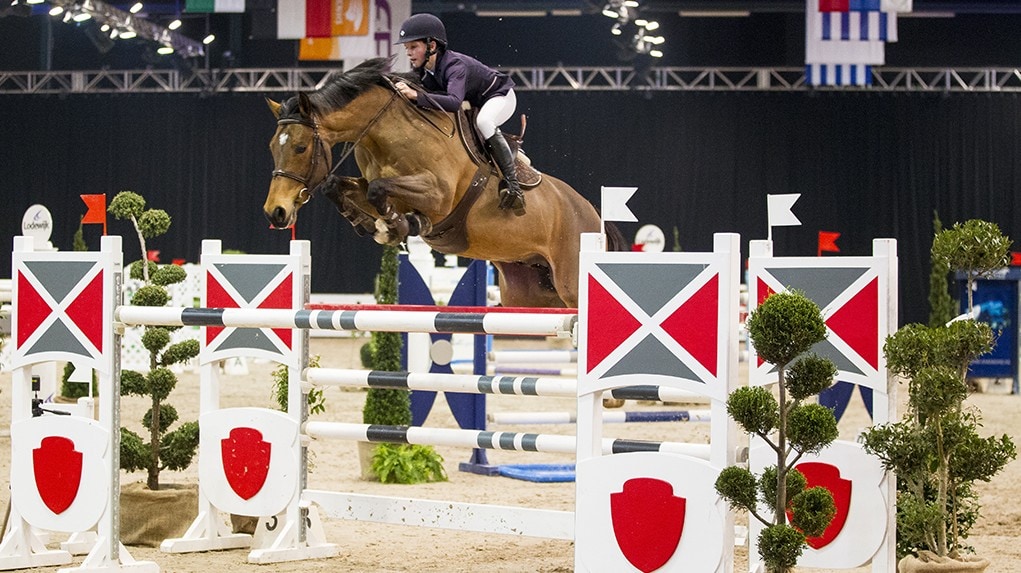 Sanne Thijssen rijdt Con Quida naar de overwinning in Drachten.