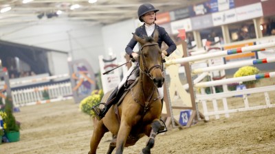 Sanne Thijssen scheurt met Ulena naar de overwinning in de rankingproef. foto: Indoor Wierden | Fototrailer