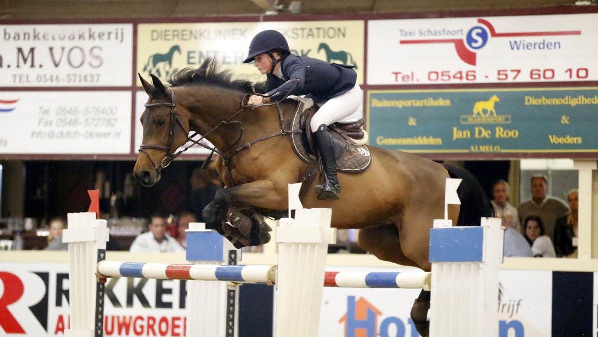 Sanne Thijssen en haar 'straaljager' Ulena op weg naar de winst bij Indoor Wierden. Foto: Fototrailer