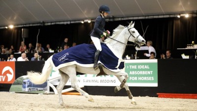 Sanne Thijssen rijdt de ereronde met Warette. foto: FotoTrailer