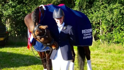 Savannah Pieters en Ceasar zijn duidelijk in hun sas met de Drentse titel. Foto: Facebook