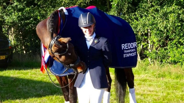 Savannah Pieters en Ceasar zijn duidelijk in hun sas met de Drentse titel. Foto: Facebook