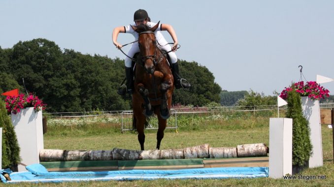 Lisa Schuitema tijdens het concours van LR en PC Oostermoer in 2014.