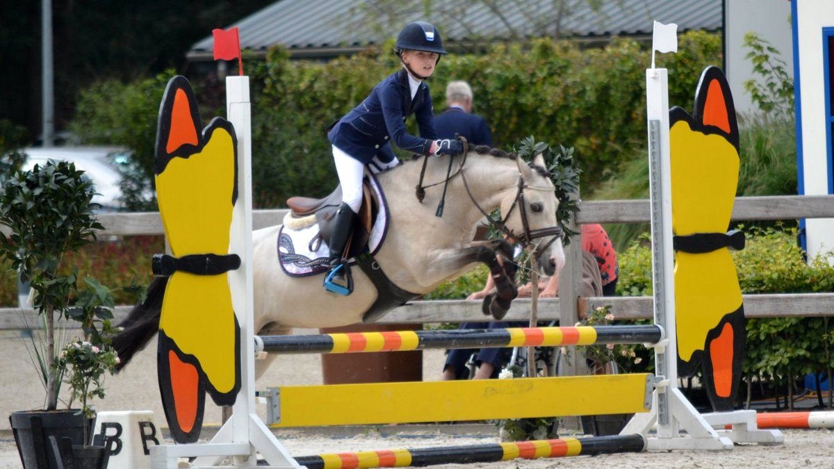 Silke Reuvekamp, hier op Esprit, pakte twee keer brons bij de pony's klasse B.