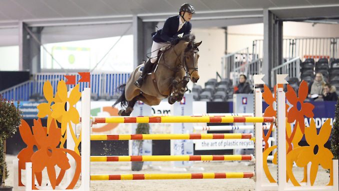 Simon Morssinkhof rijdt Gines van de Klunderd naar de overwinning in de rubriek voor Junioren bij Jumping De Achterhoek. foto: FotoTrailer