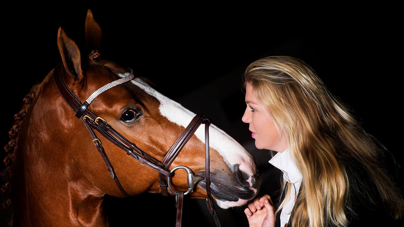 Stefanie Luning met één van haar paarden.