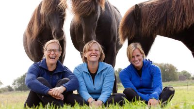 Youth Cup Ijslandse paarden. De tweelingzussen Marije en Cunera Rauwerda, eigenaressen van Stoeterij Frá Skoti uit Weesp, zijn hoofdsponsor van de FEIF Youth Cup 2016.