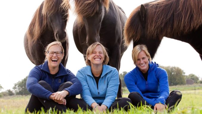 Youth Cup Ijslandse paarden. De tweelingzussen Marije en Cunera Rauwerda, eigenaressen van Stoeterij Frá Skoti uit Weesp, zijn hoofdsponsor van de FEIF Youth Cup 2016.